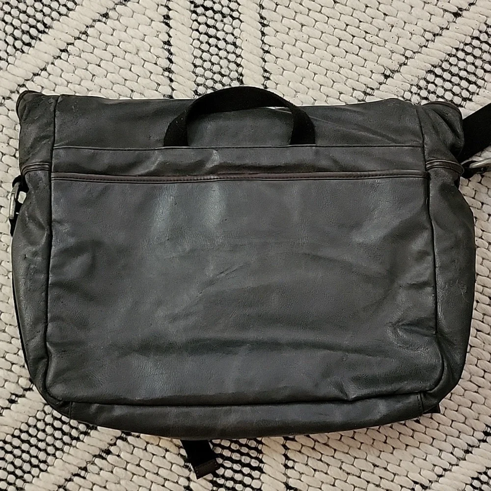 Tumi Messenger
